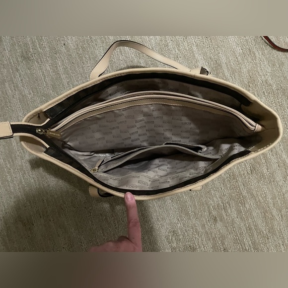 Classic Michael Kors purse - Picture 3 of 6